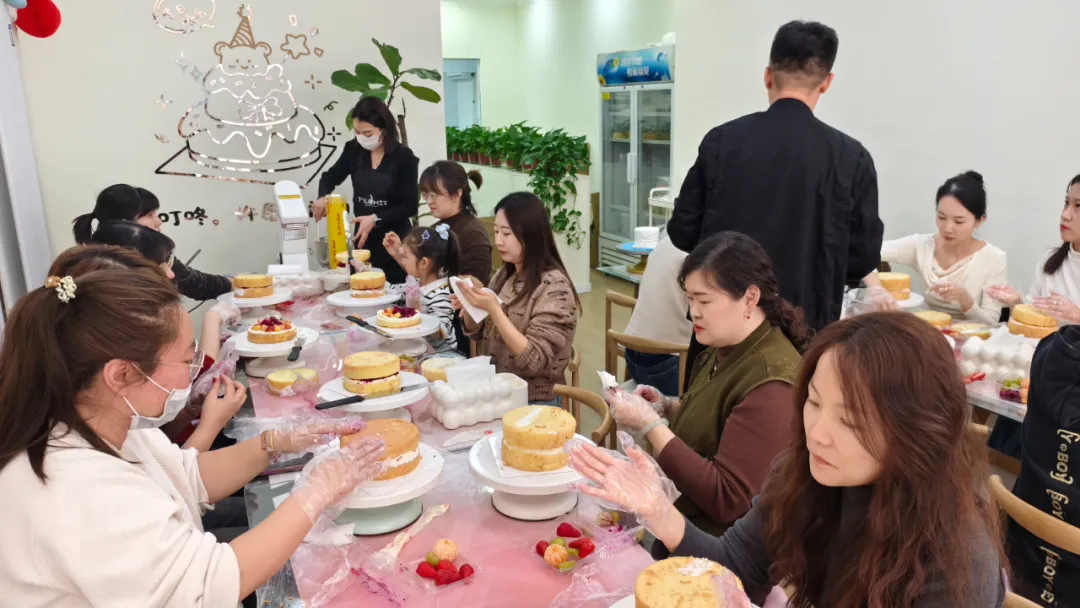 致敬芳华·喜迎三八丨宁夏建投装饰公司开展“巧手烘培、甜蜜同行”“三八”蛋糕DIY活动